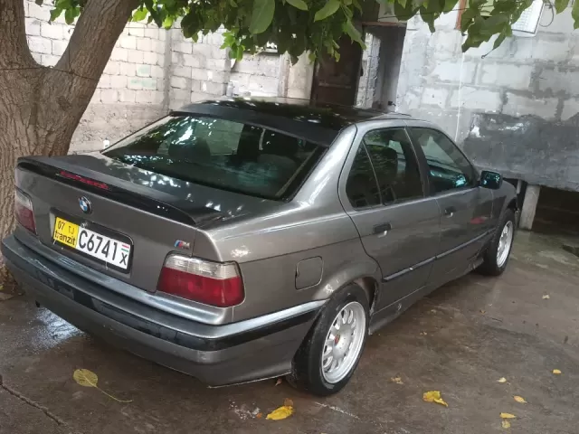 BMW 3 Series 320 1, avtobaza.tj