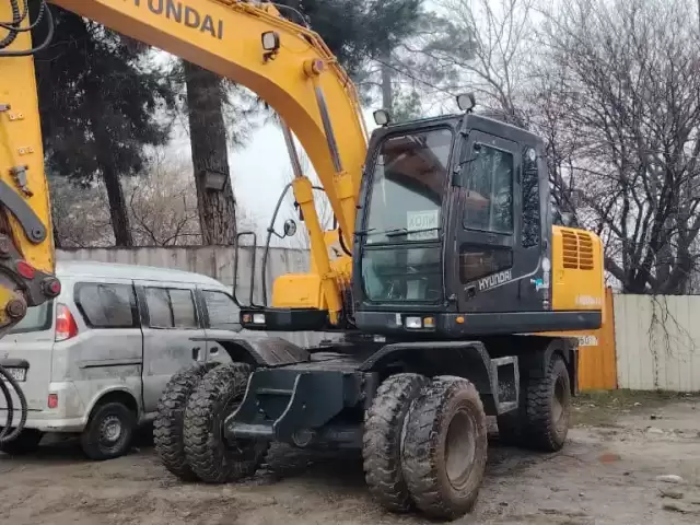 Экскаватор Hyundai, 2009 1, avtobaza.tj