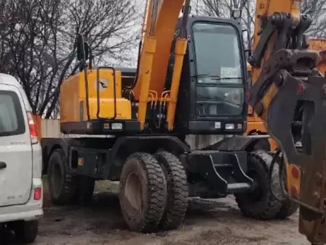 Экскаватор Hyundai, 2009 1, avtobaza.tj
