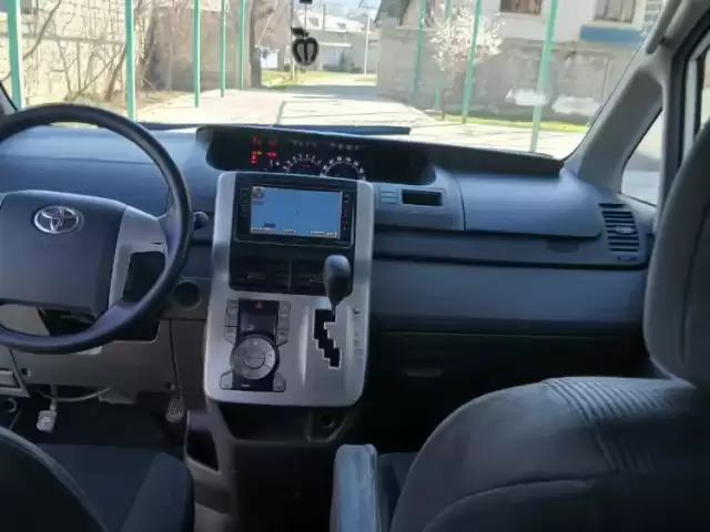 Toyota Voxy, 2009 1, avtobaza.tj