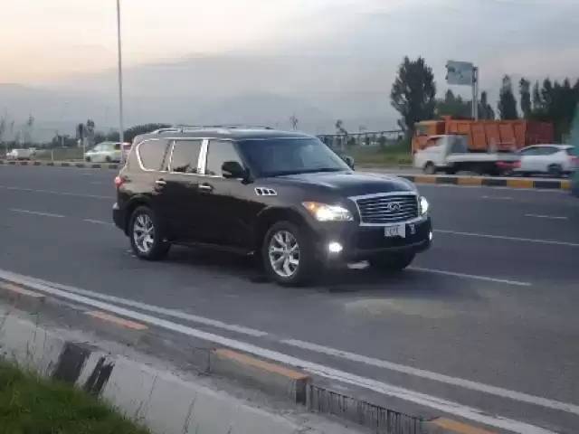 Infiniti QX56, 2010 1, avtobaza.tj