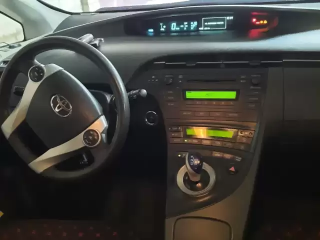 Toyota Prius, 2011 1, avtobaza.tj