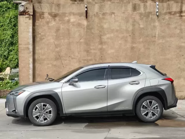 Lexus UX300e 1, avtobaza.tj