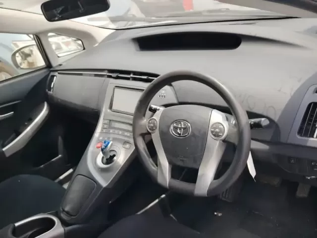 Toyota Prius 1, avtobaza.tj