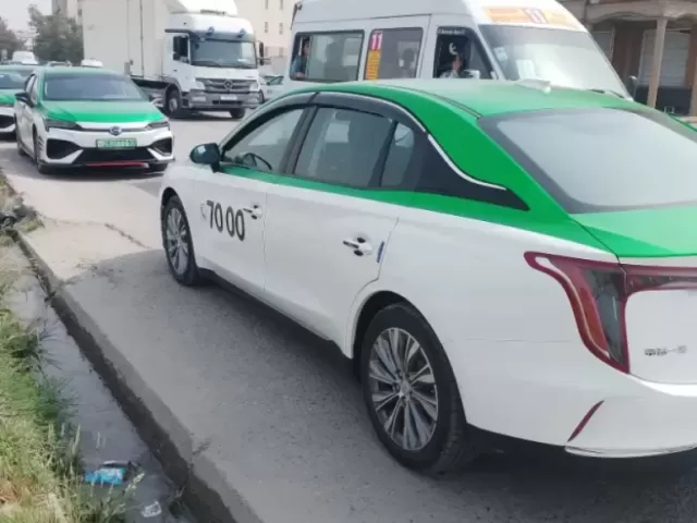Hongqi E-QM5, 2024 1, avtobaza.tj