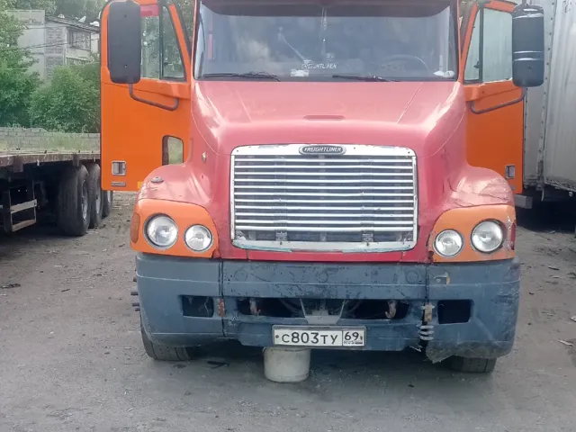 Грузовики Тягач Freightliner 1, avtobaza.tj