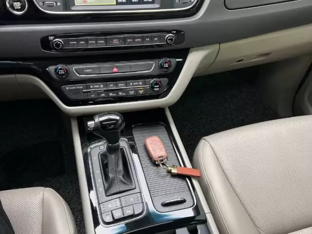 Kia Carnival, 2015 1, avtobaza.tj
