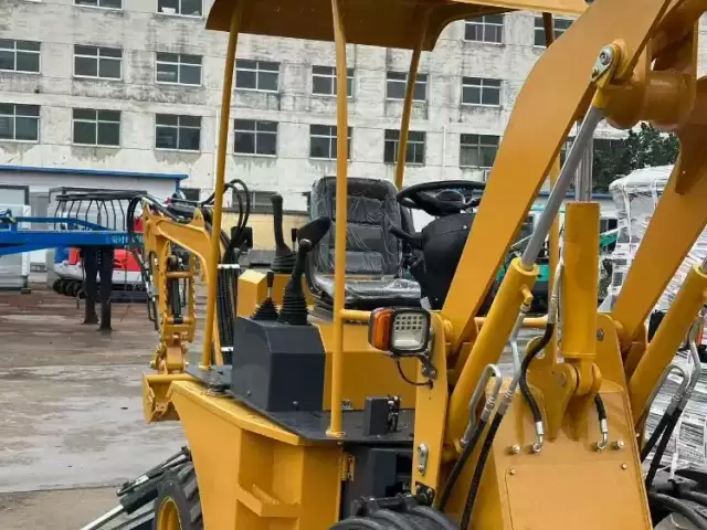 Экскаватор погрузчик, 2025 1, avtobaza.tj