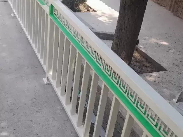 Краска кардани Дарвозахо и решоткахо 1, farmo.tj