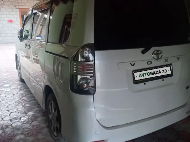 Toyota Voxy 1, avtobaza.tj