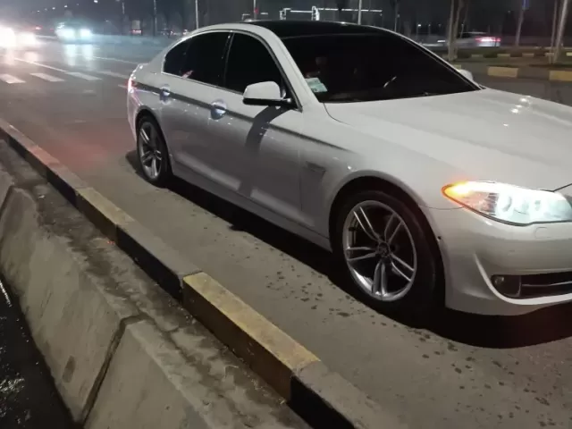BMW 5 Series 520, 2011 1, avtobaza.tj