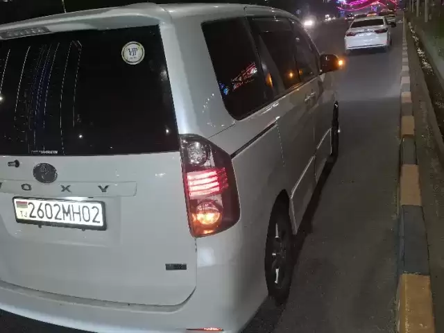 Toyota Voxy, 2007 1, avtobaza.tj