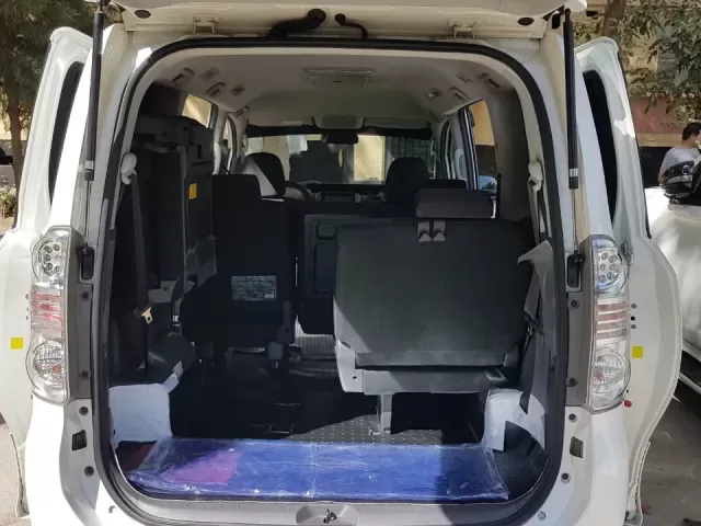 Toyota Voxy, 2009 1, avtobaza.tj